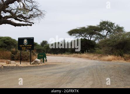 Willkommensschild auf der Straße am Tarangire Nationalpark, Tansania, Afrika Stockfoto