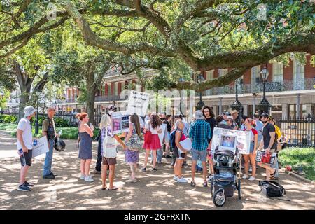 NEW ORLEANS, LA, USA - 22. AUGUST 2021: Demonstranten auf dem Jackson Square gegen Impfungs- und Maskenmandate Stockfoto