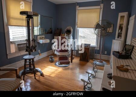 Beckley, West Virginia. Beckley Exhibition Coal Mine, Superintendent's House, zeigt ein Barber Shop Arrangement vom Anfang des 20. Jahrhunderts. Jahrhundert. Stockfoto