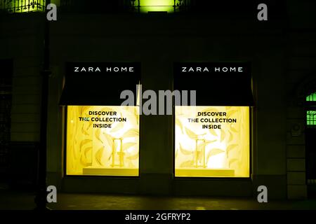 BARCELONA, SPANIEN - 12. Aug 2021: Barcelona, Katalonien, Spanien - 12. August 2021: Zara Home Haushaltswarengeschäft in Passeig de Gracia in der Nacht, dem Stockfoto