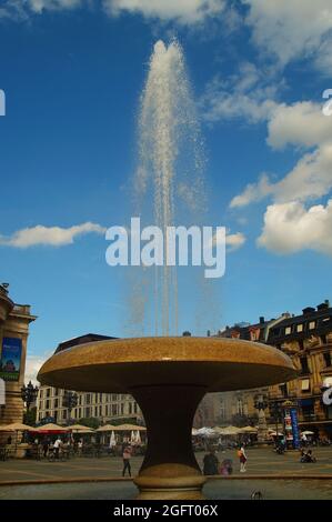 FRANKFURT, DEUTSCHLAND - 20. Aug 2021: Der Brunnen am Opernplatz ist ein wichtiger Treffpunkt in Frankfurt. Das Hotel liegt zwischen der Finanz di Stockfoto