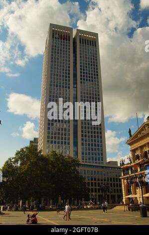 FRANKFURT, DEUTSCHLAND - 20. Aug 2021: Der Opernturm in Frankfurt mit der Alten Oper auf der rechten Seite. Europäischer Hauptsitz der Schweizer UBS Bank, erbaut 2010. S Stockfoto