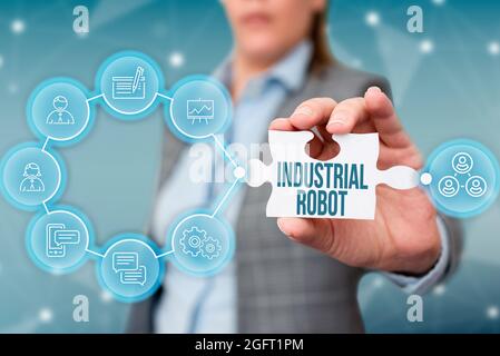 Inspiration zeigt Zeichen Industrial Robot. Business Concept Roboter-Mechanismus bei der Herstellung von Produkten verwendet Business Woman Holding Puzzle Stockfoto