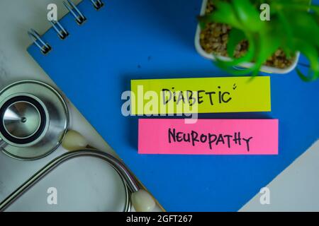 Diabetische Neuropathie schreiben auf Haftnotizen isoliert auf Holztisch. Stockfoto