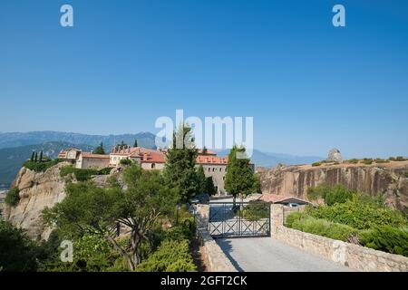 Das Kloster des heiligen Stephanus liegt auf dem riesigen Felsen von Meteora, Trikala, Griechenland Stockfoto