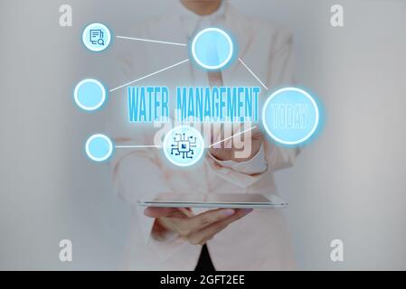 Text zeigt Inspiration Wassermanagement. Geschäftsübersicht optimale Nutzung der Wasserressourcen unter definierten Wasserrichtlinien Lady Holding Tablettenpressen Stockfoto