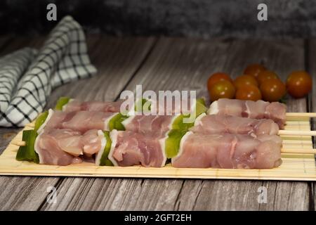Hähnchenspieße mit grünem Paprika, Stockfoto