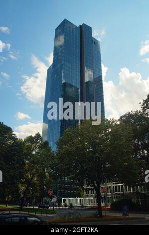 FRANKFURT, DEUTSCHLAND - 20. Aug 2021: Der Gallileo Tower in Frankfurt im Gegenlicht. Blauer wolkig Himmel mit schönen Reflexen auf der Glasfassade. Gebaut von D Stockfoto