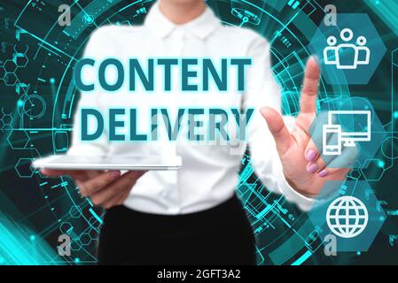 Schreiben mit Anzeige von Text Content Delivery. Wort für geografisch verteiltes Netzwerk von Proxy-Servern Lady in Uniform Holding Phone Virtual Press Stockfoto
