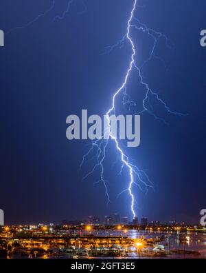 Blitz über der Skyline von Downtown Phoenix, Arizona Stockfoto