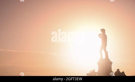 David Statue Silhouette vor einem Sonnenuntergang Himmel in Florenz, Toskana, Italien Stockfoto