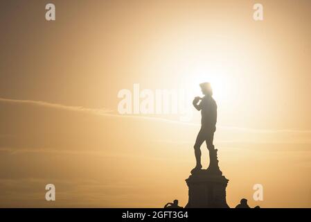 David Statue Silhouette vor einem Sonnenuntergang Himmel in Florenz, Toskana, Italien Stockfoto