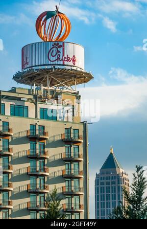 Pfirsichskulptur und runde, rotierende Chick-fil-A-Plakatwand entlang der Peachtree Street und der I-85 in Midtown Atlanta, Georgia, in der Nähe von Buckhead. (USA) Stockfoto