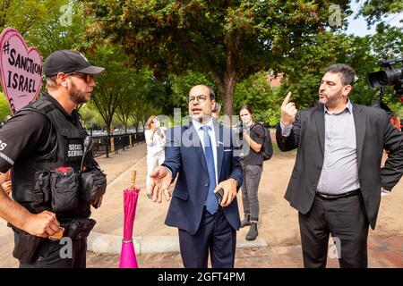 Washington, DC, USA, 26. August 2021. Im Bild: Nihad Awad (Mitte), Executive Director des Council on American-Islamic Relations, und Dr. Osama Abuirshaid (rechts), der exekutivdirektor der amerikanischen Muslime für Palästina wendet sich gegen die Einschränkung ihrer Rechte im ersten Änderungsantrag, als ein Offizier des Geheimdienstes sie darüber informiert, dass sie während eines Protestes gegen Naftali Bennetts ersten Besuch im Weißen Haus als Premierminister Israels den Lafayette Park verlassen müssen. Der Befehl zum Verlassen ist höchst ungewöhnlich, da der Geheimdienst jeden Tag Proteste im Park zulässt. Kredit: Allison Bailey / Alamy Live Nachrichten Stockfoto