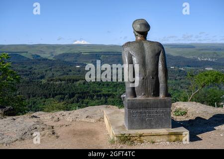 Denkmal für den großen russischen Dichter des 19. Jahrhunderts Lermontov, bewundern den Blick auf die schneebedeckten Gipfel des Berges Elbrus von der Stadt Pyatigor Stockfoto