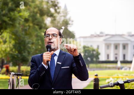 Washington, DC, USA, 26. August 2021. Im Bild: Nihad Awad, Exekutivdirektor des Rates für amerikanisch-islamische Beziehungen, spricht bei einem Protest gegen den Besuch des israelischen Premierministers Naftali Bennett im Weißen Haus. Die Demonstranten fordern, dass die USA Israel für seine anhaltenden Angriffe auf Palästinenser, einschließlich Kinder, und die andauernde Entfernung von Palästinensern aus ihren Häusern sanktionieren. Als die Kundgebung begann, befahlen Beamte des Geheimdienstes Demonstranten aus dem Lafayette Park. Der Befehl ist höchst ungewöhnlich, da der Geheimdienst jeden Tag Proteste im Park zulässt. Kredit: Allison Bailey / Alamy Live Nachrichten Stockfoto