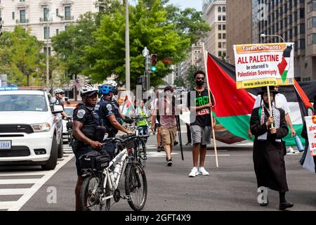 Washington, DC, USA, 26. August 2021. Im Bild: Die Metropolitan Police (Polizei von DC) blockiert eine Straße, während sie einen Protest gegen den Besuch des israelischen Premierministers Naftali Bennett im Weißen Haus genau überwacht. Die Demonstranten fordern, dass die USA Israel für seine anhaltenden Angriffe auf Palästinenser, einschließlich Kinder, und die andauernde Entfernung von Palästinensern aus ihren Häusern sanktionieren. Als die Kundgebung begann, befahlen Beamte des Geheimdienstes Demonstranten aus dem Lafayette Park. Der Befehl ist höchst ungewöhnlich, da der Geheimdienst jeden Tag Proteste im Park zulässt. Kredit: Allison Bailey / Alamy Live Nachrichten Stockfoto