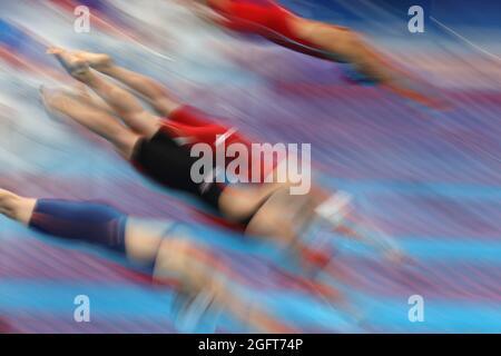 Tokio, Japan. August 2021. Paralympics: Paraschwimmen, 200 m Freistil, Frauen, im Tokyo Aquatics Center. Die Schwimmer starten. Quelle: Karl-Josef Hildenbrand/dpa/Alamy Live News Stockfoto