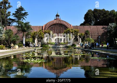 SAN DIEGO , KALIFORNIEN - 25 AUG 2021: Reflexion des Botanischen Gebäudes im Lily Pond im Balboa Park. Stockfoto