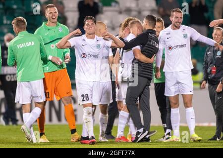 Dublin, Irland. August 2021. Flora-Spieler feiern nach den Play-offs der UEFA Europa Conference League, dem zweiten Beinspiel zwischen Shamrock Rovers und FC Flora Tallinn am 26. August 2021 im Tallaght Stadium in Dublin, Irland (Foto: Andrew SURMA/SIPA USA). Quelle: SIPA USA/Alamy Live News Stockfoto