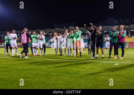 Dublin, Irland. August 2021. Die Spieler des FC Flora feiern nach den Play-offs der UEFA Europa Conference League am 26. August 2021 im Tallaght Stadium in Dublin, Irland, das zweite Beinspiel zwischen Shamrock Rovers und FC Flora Tallinn (Foto: Andrew SURMA/SIPA USA). Quelle: SIPA USA/Alamy Live News Stockfoto