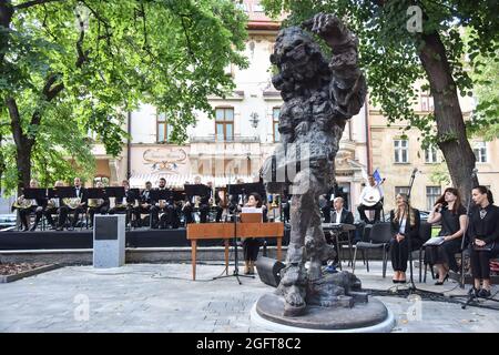 Lviv, Ukraine. August 2021. Ansicht einer Skulptur von Franz Xaver Mozart in Lemberg. In Lviv hat das 5. Internationale Festival der klassischen Musik LvivMozArt begonnen. Anlässlich des 230-jährigen Bestehens von Franz Xaver Mozart (Komponist, Musiker von Lemberg und Inspirator des Festivals) wurde seine allegorische Skulptur in der Stadt installiert. Das Denkmal für den Komponisten wurde vom österreichischen Bildhauer Sebastian Schweikert geschaffen. (Foto von Pavlo Palamarchuk/SOPA Images/Sipa USA) Quelle: SIPA USA/Alamy Live News Stockfoto