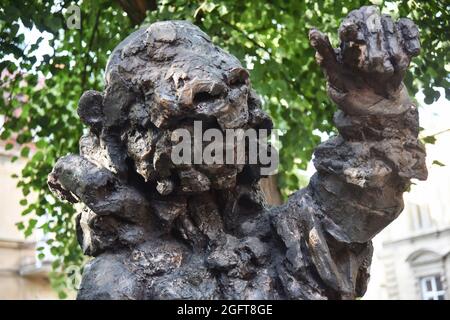 Lviv, Ukraine. August 2021. Ansicht einer Skulptur von Franz Xaver Mozart in Lemberg. In Lviv hat das 5. Internationale Festival der klassischen Musik LvivMozArt begonnen. Anlässlich des 230-jährigen Bestehens von Franz Xaver Mozart (Komponist, Musiker von Lemberg und Inspirator des Festivals) wurde seine allegorische Skulptur in der Stadt installiert. Das Denkmal für den Komponisten wurde vom österreichischen Bildhauer Sebastian Schweikert geschaffen. Kredit: SOPA Images Limited/Alamy Live Nachrichten Stockfoto