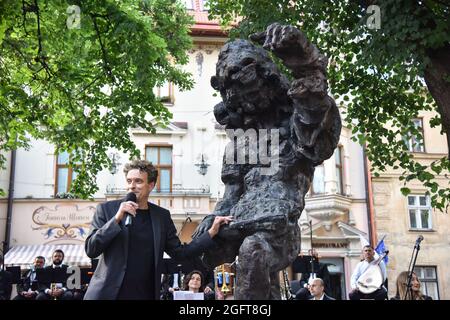 Lviv, Ukraine. August 2021. Der österreichische Bildhauer Sebastian Schweikert spricht während der Enthüllung einer Skulptur von Franz Xaver Mozart in Lemberg. In Lviv hat das 5. Internationale Festival der klassischen Musik LvivMozArt begonnen. Anlässlich des 230-jährigen Bestehens von Franz Xaver Mozart (Komponist, Musiker von Lemberg und Inspirator des Festivals) wurde seine allegorische Skulptur in der Stadt installiert. Das Denkmal für den Komponisten wurde vom österreichischen Bildhauer Sebastian Schweikert geschaffen. Kredit: SOPA Images Limited/Alamy Live Nachrichten Stockfoto