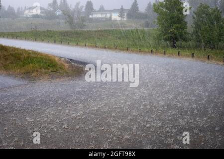 Hagel fällt während eines starken Regensturms in einem Vorort Stockfoto