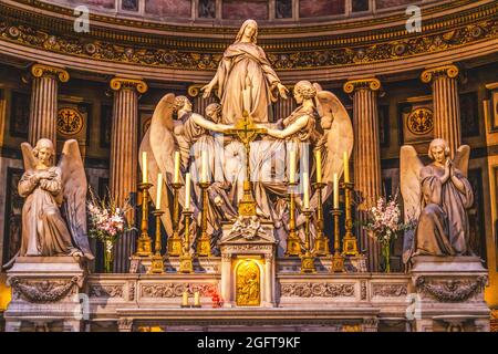 Mary Madeleine Angels Statuen Altar Kruzifix La Madeleine Kirche Paris Frankreich. Katholische Kirche im 19. Jahrhundert als Tempel zur Ehre der Armee Napoleons geschaffen, Stockfoto