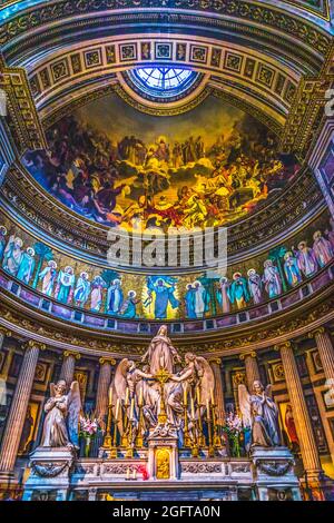 Mary Madeleine Angels Statuen Altar La Madeleine Kirche Paris Frankreich. Katholische Kirche im 19. Jahrhundert als Tempel zur Ehre der Armee Napoleons, später wieder geschaffen Stockfoto