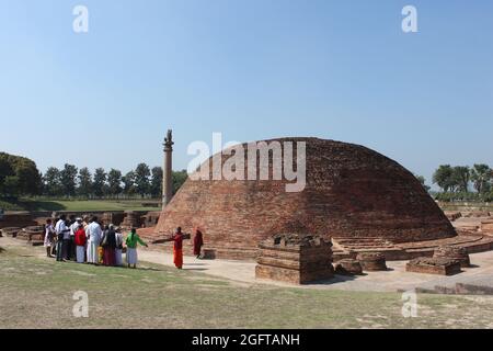 Ashoka-Säule, Kaiser Ashoka baute die Löwensäule in Kolhua. Sie ist aus einem hochpolierten Einzelstück aus rotem Sandstein gefertigt. Stockfoto