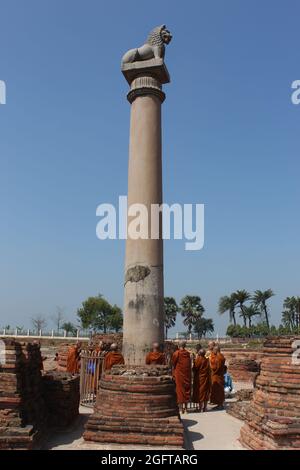 Ashoka-Säule, Kaiser Ashoka baute die Löwensäule in Kolhua. Sie ist aus einem hochpolierten Einzelstück aus rotem Sandstein gefertigt. Stockfoto