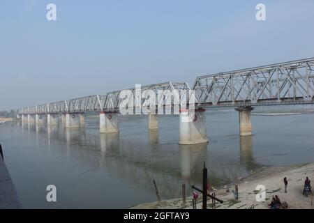 Die Brücke der Indian Railways in Bihar und Eisenbahner, die auf der Strecke arbeiten. Stockfoto