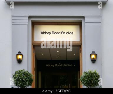 London, Großbritannien - 30. Juni 2014: Abbey Road Aufnahmestudios. In Abbey Road wurden die berühmtesten Schallplatten der Geschichte der modernen Musik gemacht. Stockfoto