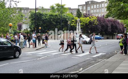 London - England Großbritannien - 30. Juni 2014: Touristenwanderung die Fußgängerüberfahrt der Abbey Road, wie es die Beatles 1969 taten. Stockfoto