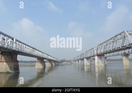 Die Brücke der Indian Railways in Bihar und Eisenbahner, die auf der Strecke arbeiten. Stockfoto