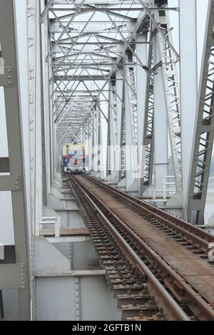 Die Brücke der Indian Railways in Bihar und Eisenbahner, die auf der Strecke arbeiten. Stockfoto