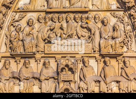 Death Mary Viirgin Door Portal Kathedrale Notre Dame Paris Frankreich. Notre Dame wurde zwischen 1163 und 1250 n. Chr. erbaut. Stockfoto