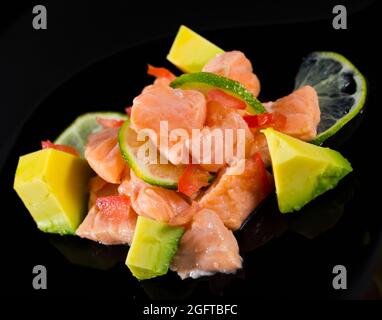 Lachs-Ceviche mit Limette und Avocado Stockfoto