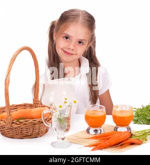 Mädchen und Karottensaft isoliert auf weißem Hintergrund Stockfoto