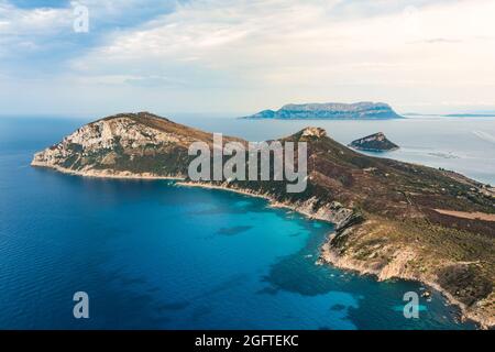 Atemberaubende Luftaufnahme des Capo Figari, das von einem türkisfarbenen Wasser gebadet ist. Capo Figari ist ein Kalksteinvorgebirge in der Gallura, Sardinien, Italien. Stockfoto