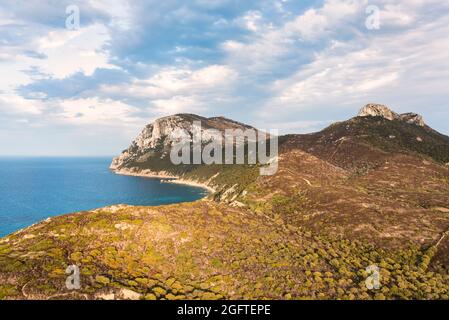 Atemberaubende Luftaufnahme des Capo Figari, das von einem türkisfarbenen Wasser gebadet ist. Capo Figari ist ein Kalksteinvorgebirge in der Gallura, Sardinien, Italien. Stockfoto