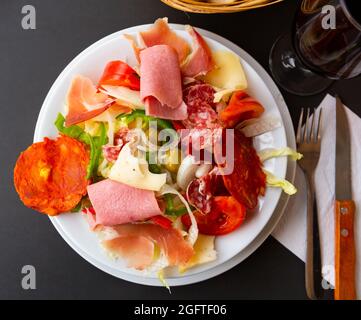 Traditioneller katalanischer Salat mit Wurst Stockfoto