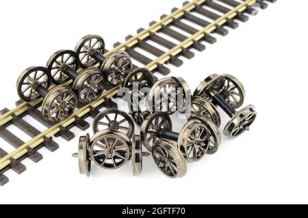 Gruppe von metallgespenkten Modelleisenbahnrädern mit Achsen in Spurweite oder Maßstab 1/76 Stockfoto