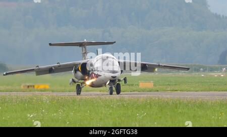 Zeltweg, Österreich 6. SEPTEMBER 2019 Militärflugzeuge Rollen auf der Landebahn mit eingeschaltem Licht auf grünem Hintergrund. SAAB 105 der österreichischen Luftwaffe Stockfoto