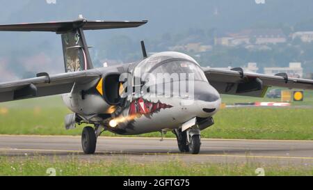 Zeltweg, Österreich SEPTEMBER, 6, 2019 Nahaufnahme eines zweisitzigen Militärflugzeugs. SAAB 105 der österreichischen Luftwaffe Stockfoto