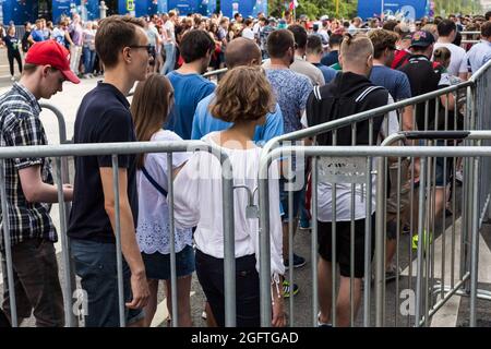 Moskau, Russland. Juli 2018. Massen von Fans, die in der Fanzone Schlange standen.für die Bequemlichkeit der Fußballfans in russischen Städten wurden Plätze für die gemeinsame Massenbetrachtung von Live-Übertragungen von Fußballspielen der WM auf riesigen Bildschirmen organisiert. Der Schutz gegen den Terrorismus und die Aufrechterhaltung der öffentlichen Ordnung an diesen Orten wurden von Offizieren der russischen Garde gewährleistet. (Bild: © Mihail Siergiejevicz/SOPA Images via ZUMA Press Wire) Stockfoto