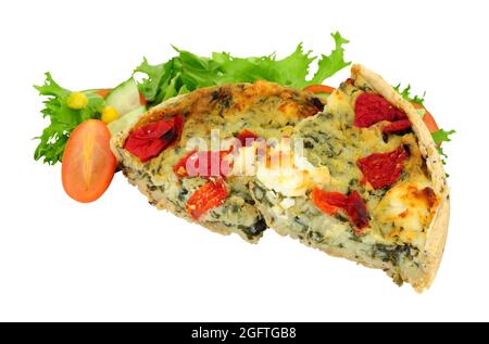 Spinat- und Paprika-Quiche-Portionen mit Feta-Käse und frischem Salat auf weißem Hintergrund isoliert Stockfoto