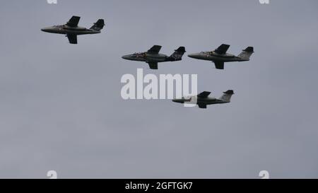 Zeltweg, Österreich 6. SEPTEMBER 2019 vier Militärflugzeuge im Flug in Formation am bewölkten Himmel. Speicherplatz kopieren. SAAB 105 der österreichischen Luftwaffe Stockfoto